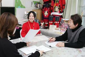 与板観光協会で今後の事業などを話し合う地域づくり支援員の山田未由さん(中央)=長岡市与板町与板