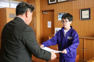 表彰式で、賞状が贈られた最優秀賞の菊池理仁さん＝佐渡市金井新保