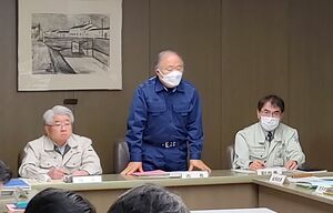 能登半島地震を受け幹部職員らに指示を出す米田徹市長(中央)=1月、糸魚川市役所
