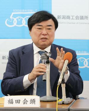 最後の記者会見で質問に答える新潟商工会議所の福田勝之会頭=27日、新潟市中央区