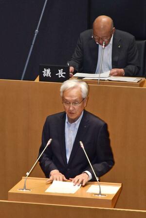 柏崎刈羽原発の再稼働を巡る県民意識調査について、一般質問に答弁する磯田達伸市長=9日、長岡市議会