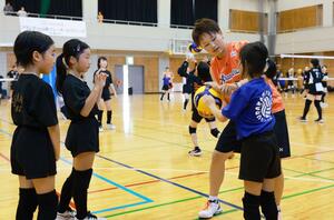 アランマーレ山形の選手が地元の小中学生を指導したバレーボール教室=関川村上関