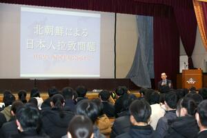 拉致問題の解決へ協力を呼びかけた間英法さんの講演=2月21日、新潟市西区内野西1