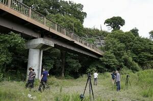 女子高生の遺体が見つかった相模原市南区の河川敷付近に集まる報道陣=11日午後