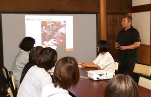 見附市の団体が障害者雇用について学ぶために開いた勉強会=新潟市西区