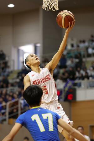 男子決勝リーグ 開志国際-帝京長岡 第1クオーター、開志国際の平良宗龍がシュートを決め、16-10=新潟市東総合スポーツセンター(写真映像部・大橋奎介)