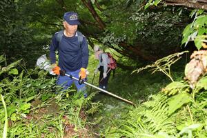 守門岳の登山道の草を刈る入塩川山岳会のメンバー