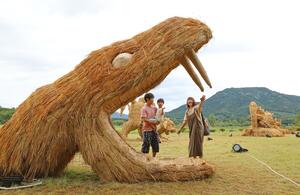 稲わらでつくったアートが並ぶ「わらアートまつり」=31日、新潟市西蒲区の上堰潟公園