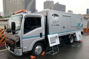 　道路を走行しながら地下の空洞を調査する車両＝２０２５年１２月、東京都内
