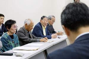 環境省の前田光哉審議官との面会で、救済策の検討などを求める新潟水俣病の被害者ら=5月21日、新潟市中央区