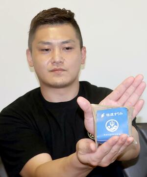 岩﨑隆徳さんが開発した「佐渡すりみ」。みそ汁や鍋、揚げ物に活用するのがお薦めという=佐渡市春日