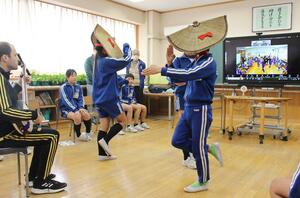オンライン交流で、佐渡おけさを披露する新穂小の子どもたち=佐渡市上新穂