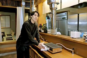 「わくわく感の一方、不安もあります」と話しながら開店準備作業をする前谷崇博さん=新潟市中央区