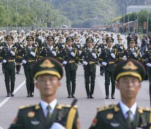 抗日戦争勝利80周年を記念する軍事パレードに向け訓練する中国軍兵士ら=20日、北京