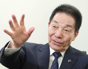 　インタビューに答える元自民党幹事長の古賀誠氏