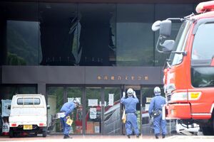 弥彦総合会館で発生した爆発事故の実況見分=2024年7月、弥彦村弥彦