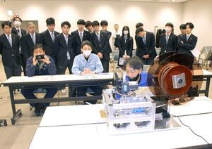 ケーブル切断装置の実演を見守る佐渡総合高の生徒ら=佐渡市中原
