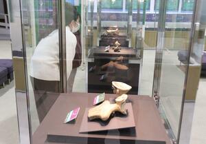 土偶などを見ることができる展示会=三条市本町3