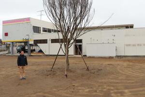 外遊びが楽しめる「にわニワ」の広場。奥にある建物にも運動スペースなどがある＝柏崎市北半田１