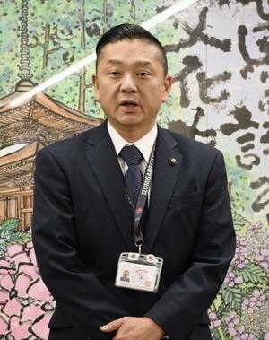 取材に応じる大阪府泉佐野市の千代松大耕市長=5月、市役所