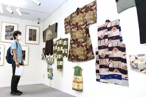 戦争柄の着物などが展示され、戦争の悲惨さと平和の大切さを見つめ直す企画展「戦争を考える2022」=新潟市中央区