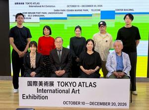 国際美術展「TOKYO ATLAS」のアーティスティック・ディレクターを務める建畠晢さん(前列左から2人目)と出展作家ら=1日午後、東京都内