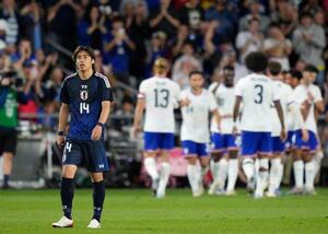 日本―米国 前半、米国に先制され、ぼうぜんとする伊東=コロンバス(共同)