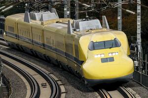 走行するドクターイエロー(JR東海提供)