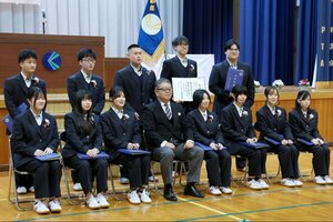 記念撮影をする卒業生=上越市