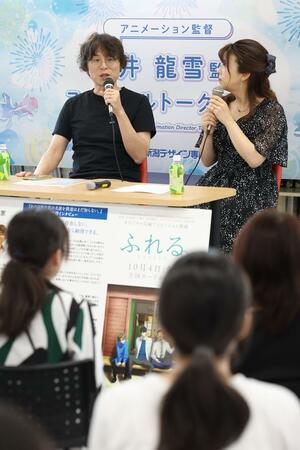 アニメ制作への思いや取り組み姿勢などを語る長井龍雪さん(左)=新潟市中央区長潟2