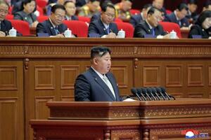 　２１日、３日目の討議に入った朝鮮労働党大会で政策の総括報告を行う金正恩党総書記＝平壌（朝鮮中央通信＝共同）