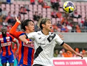 新潟―神戸 前半、競り合う神戸・大迫(右)と新潟・藤原=デンカS