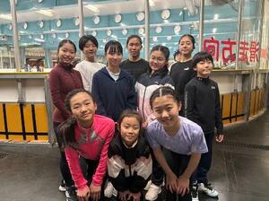 　金沢市の「健民スポレクプラザ」のスケートリンクを練習拠点にしている「ノイエス金沢ＦＳＣ」のメンバー＝２０２６年３月、金沢市