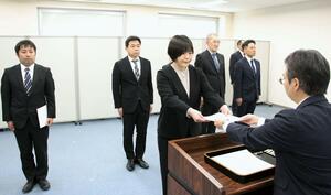 若手警察官らに捜査手法などを伝承する技能指導官の指定式=県警本部