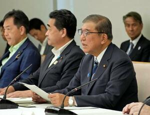 防災立国推進閣僚会議で発言する石破首相(手前右)=2日午前、首相官邸