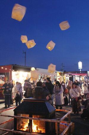 ランタンを打ち上げて楽しむ参加者ら=燕市吉田西太田
