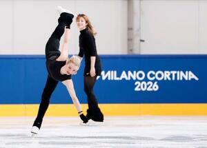 　サブリンクで調整するアンバー・グレン（左）とアリサ・リュウ＝ミラノ（共同）