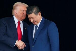米中首脳会談後に話すトランプ大統領(左)と習近平国家主席=10月30日、韓国・釜山(ロイター=共同)