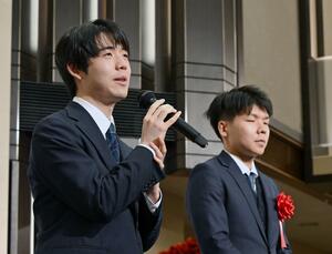 将棋の第50期棋王戦コナミグループ杯5番勝負第1局の前夜祭で、あいさつする藤井聡太棋王。右は増田康宏八段=2月1日午後、高知市