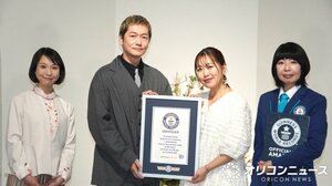 『日曜美術館』の放送50年でギネス世界記録の認定証を受け取る井浦新（中央左）、坂本美雨（中央右） （C）ORICON NewS inc.