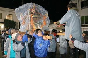 みこしを担ぐ参加者ら=佐渡市畑野