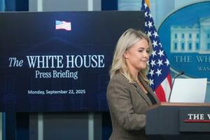 ホワイトハウスで記者会見するキャロライン・レビット米大統領報道官=22日、ワシントン(AP=共同)