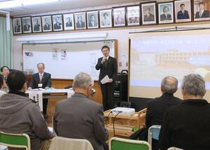 見附市内の小中学校の再編に関する地域説明会＝２８日、見附市牛ケ嶺町