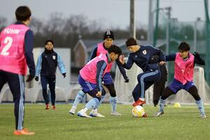 全日本大学選手権に向け、練習する新潟医福大の選手たち=11月下旬、新潟市北区の新潟医福大