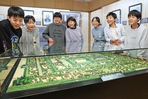 阪之上小にある長岡の教育史を紹介した伝統館。児童に歴史を伝えている=長岡市今朝白1