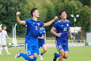 決勝点を挙げたJSCのDF篠田翔太(左)=滋賀県東近江市(JSC提供)