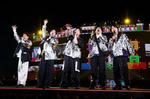 最終公演のステージで歌う嵐のメンバー=31日午後、東京都文京区の東京ドーム