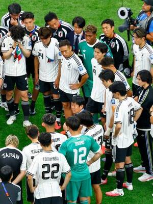 　ブラジルに敗れ、選手に声をかける森保監督（中央下）＝ヒューストン（共同）