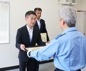 感謝状を贈られた大光銀行小千谷支店の行員ら=小千谷市城内3
