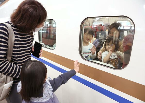 見送る祖父母と別れを惜しむ帰省客＝２０２６年５月５日、新潟市中央区のＪＲ新潟駅